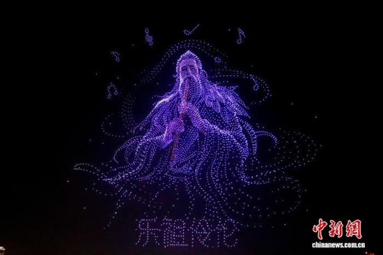 江西南昌:“星河万里”无人机点亮赣江夜空