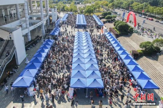江西省2027届高校毕业生综合类专场就业招聘会在南昌大学举行